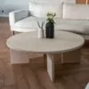 duży beżowy stolik z mikrocementu
