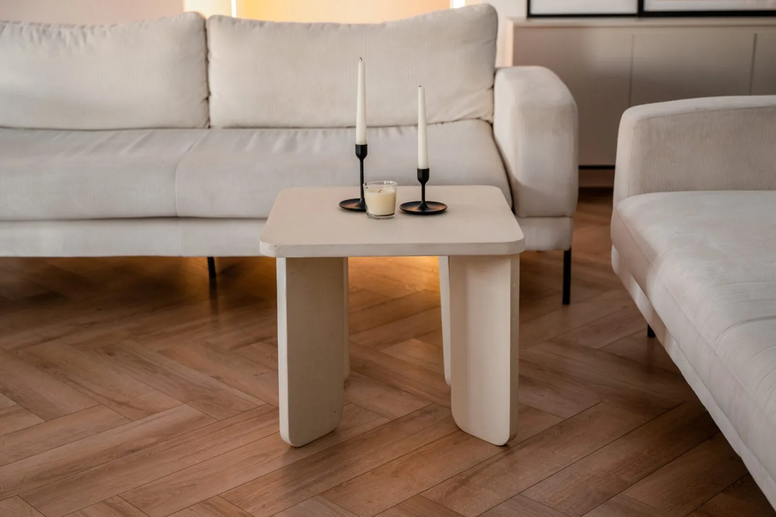 mały designerski stolik z mikrocementu