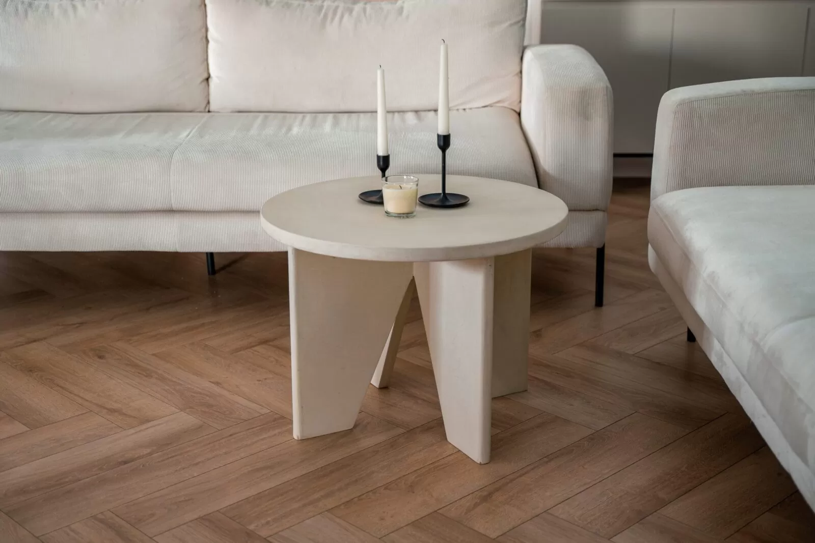 beżowy industrialny stolik kawowy