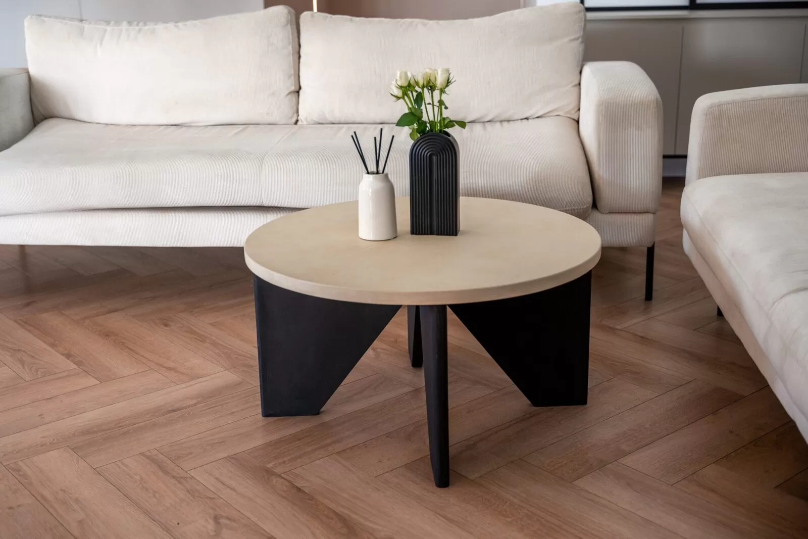 beżowo czarny designerski stolik do salonu